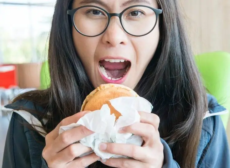 Сырая сделка: женщина из Аризоны говорит, что Burger King продал ее сырой куриный сэндвич, ресторан Baffles, ожидая настоящей еды Сырая сделка: женщина из Аризоны говорит, что Burger King продал ее сырой куриный сэндвич, ресторан Baffles, ожидая настоящей еды
