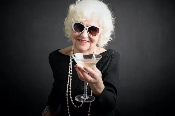 Женщина доживает до 108 лет, потому что пьет шампанское, думает она (но не может вспомнить) Женщина доживает до 108 лет, потому что пьет шампанское, думает она (но не может вспомнить)