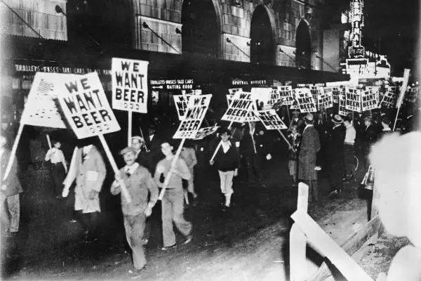 Отпразднуйте День отмены классических сортов пива и коктейлей 1933 года
