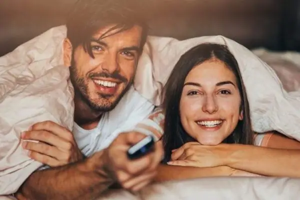 Каждый стриминговый сервис получает собственную версию «Netflix and Chill»