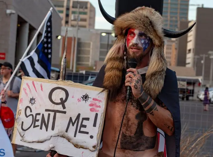Детективы определили местонахождение основателя QAnon, и вы никогда не догадаетесь, кто это