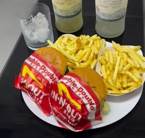 Дуэйн Джонсон пробует In-N-Out в первый раз (вот его вердикт)
