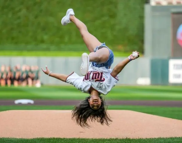 Суни Ли переворачивается, бросая мяч на игре Minnesota Twins Game