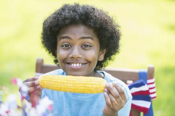 Kid Who Loves Corn вдохновляет вирусную песню TikTok (одолжите нам свои уши)