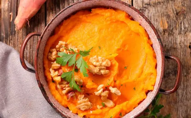 Вкусное пюре из моркови и сладкого картофеля с чипсами Вкусное пюре из моркови и сладкого картофеля с чипсами