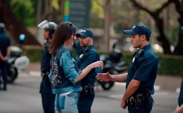 Pepsi снимает рекламу Кендалла Pepsi снимает рекламу Кендалла
