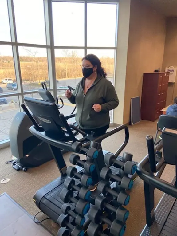Джеки Робертс нервничала из-за тренировок, пока не пошла в Life Time Fitness. Теперь она уверенно поднимает тяжести и использует эллиптический тренажер четыре раза в неделю Джеки Робертс нервничала из-за тренировок, пока не пошла в Life Time Fitness. Теперь она уверенно поднимает тяжести и использует эллиптический тренажер четыре раза в неделю