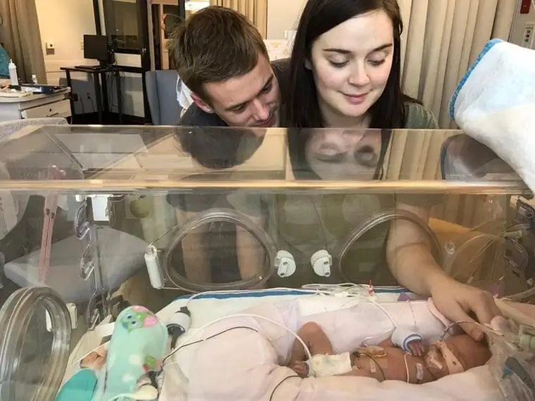 Сладкая встреча между мамой хрупкого с медицинской точки зрения ребенка Сладкая встреча между мамой хрупкого с медицинской точки зрения ребенка