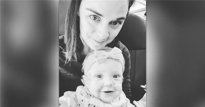 Мама тронута, когда незнакомец предлагает ей и ее ребенку свое место в первом классе