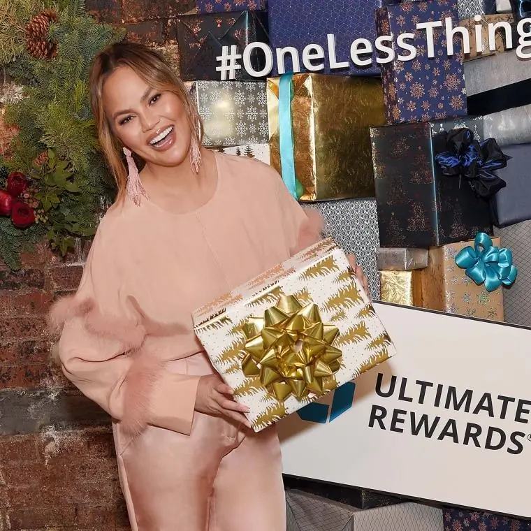 Крисси Тейген использует награды Chase Ultimate Rewards в праздничном всплывающем магазине OneLessThing