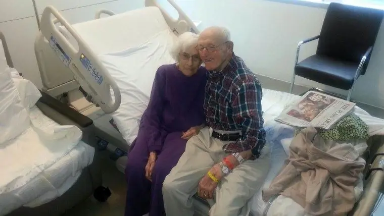 96-летнему Рэймонду «Хагги Беар» Хаггинсу и его жене Мэйзи Леота, 93 лет, в один день сделали спасительную операцию на сердце. В следующем месяце пара отметит 74-ю годовщину свадьбы