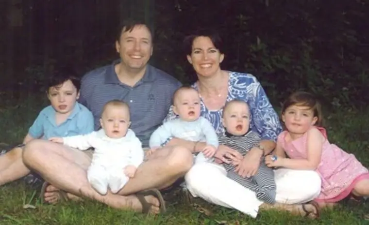 На фото родители с пятью детьми до 5 лет На фото родители с пятью детьми до 5 лет