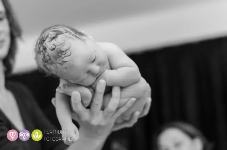Marry Fermont фотографирует новорожденных, свернувшись калачиком, как они были в утробе матери