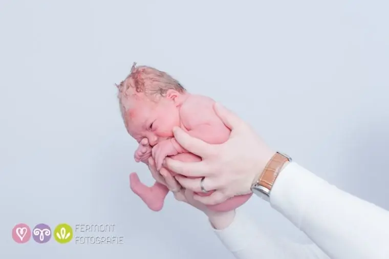 Marry Fermont фотографирует новорожденных, свернувшись калачиком, как они были в утробе матери