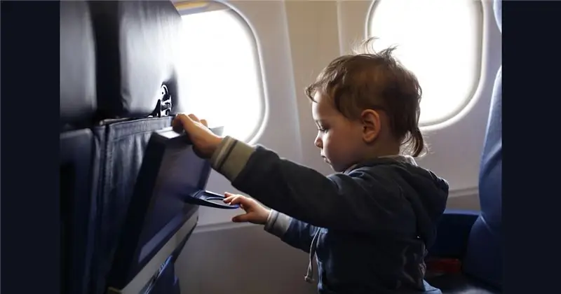 Отца заставили заплатить 88 долларов за то, чтобы сидеть рядом с его 4-летним ребенком в самолете