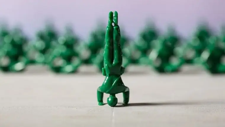 Yoga Joes: классические мужчины из зеленой армии, занимающиеся йогой