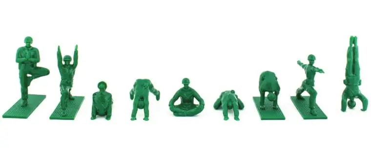 Yoga Joes показывает армейцев, принимающих другую позу