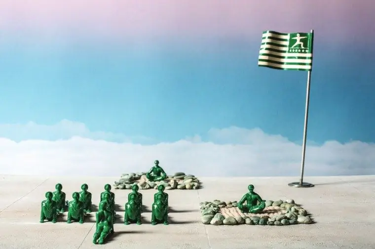 Yoga Joes показывает армейцев, принимающих другую позу