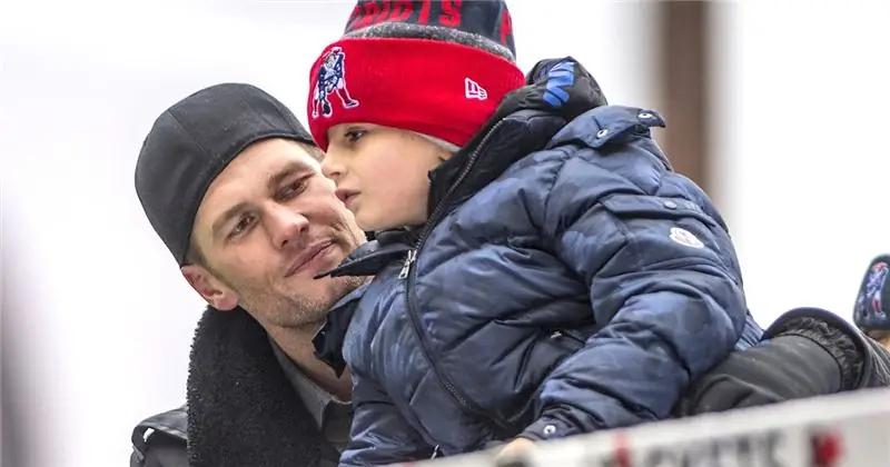 Tom Brady's мазает и танцует, чтобы затмить всех на параде победы в Суперкубке