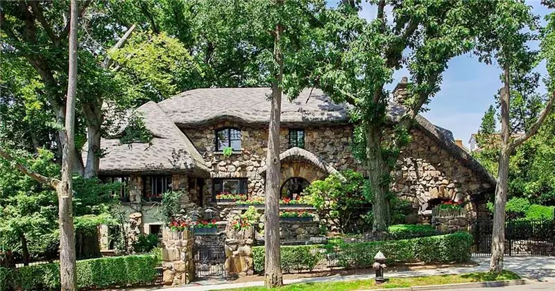 It's 'magical'! Brooklyn's знаменитый 'Gingerbread House' продается