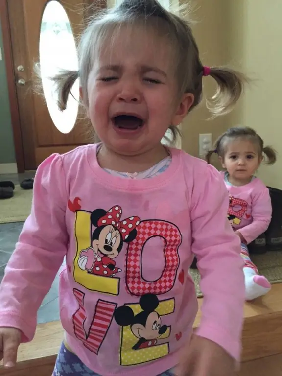 Плачущая маленькая девочка