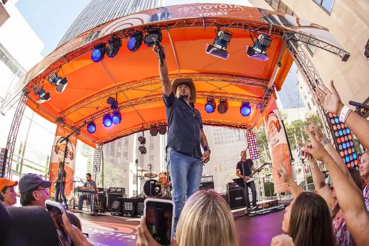 Джейсон Алдин выступает на TODAY Show Plaza