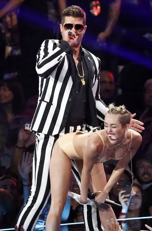 Майли Сайрус и Робин Тик исполняют Blurred Lines во время церемонии MTV Video Music Awards 2013 в Нью-Йорке Майли Сайрус и Робин Тик исполняют Blurred Lines во время церемонии MTV Video Music Awards 2013 в Нью-Йорке