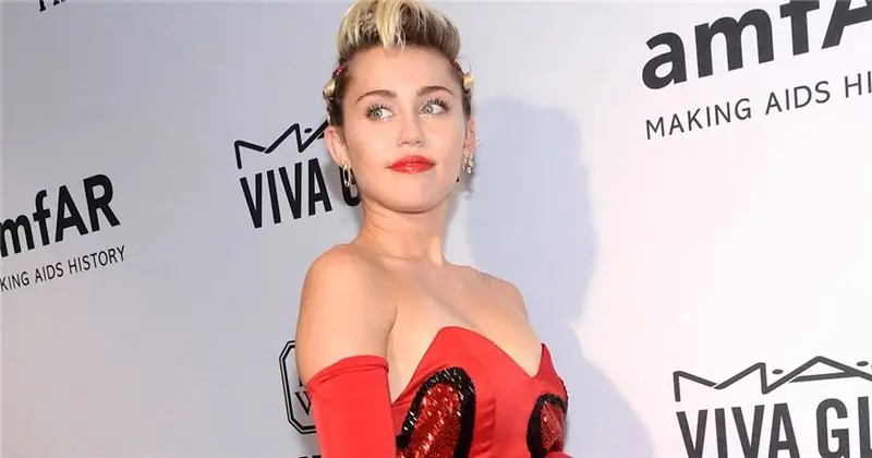 Майли Сайрус объявляет, что она' будет вести MTV VMA в возмутительных фотографиях