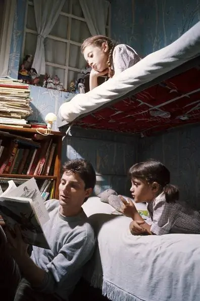 Винтажный папа читает книгу для своих дочерей. Винтажный папа читает книгу для своих дочерей.