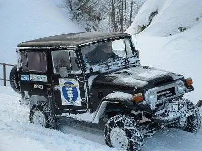 Toyota Land Cruiser едет по снегу с разгрузочными цепями. Toyota Land Cruiser едет по снегу с разгрузочными цепями.