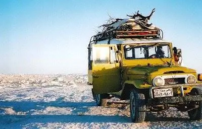 Тойота Ленд Крузер в пустыне. Тойота Ленд Крузер в пустыне.