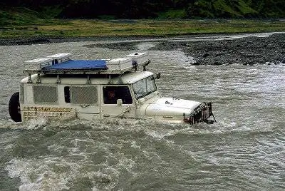Toyota Land Cruiser в реке. Toyota Land Cruiser в реке.