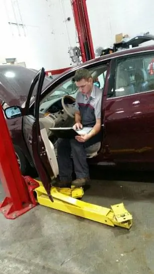 Автомеханик диагностирует проблему с помощью ноутбука. Автомеханик диагностирует проблему с помощью ноутбука.