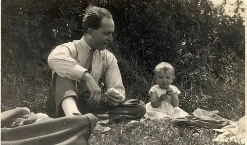 Винтажный пикник отца с ребенком 1940-х годов. Винтажный пикник отца с ребенком 1940-х годов.