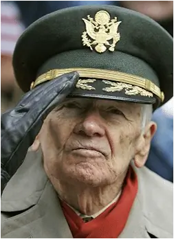 Ветеран салютует портрету выстрела в голову. Ветеран салютует портрету выстрела в голову.
