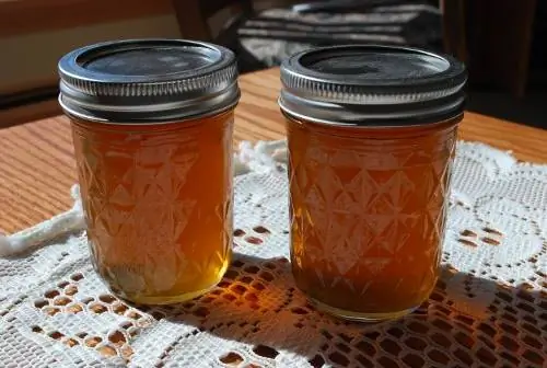Жидкий сироп разливают по баночкам.