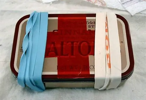 Банку Altoids можно использовать для аптечки.