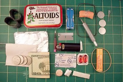 Олово Altoids используется для городского комплекта выживания.