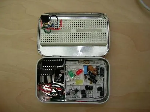 Олово Altoids используется для комплекта электроники.