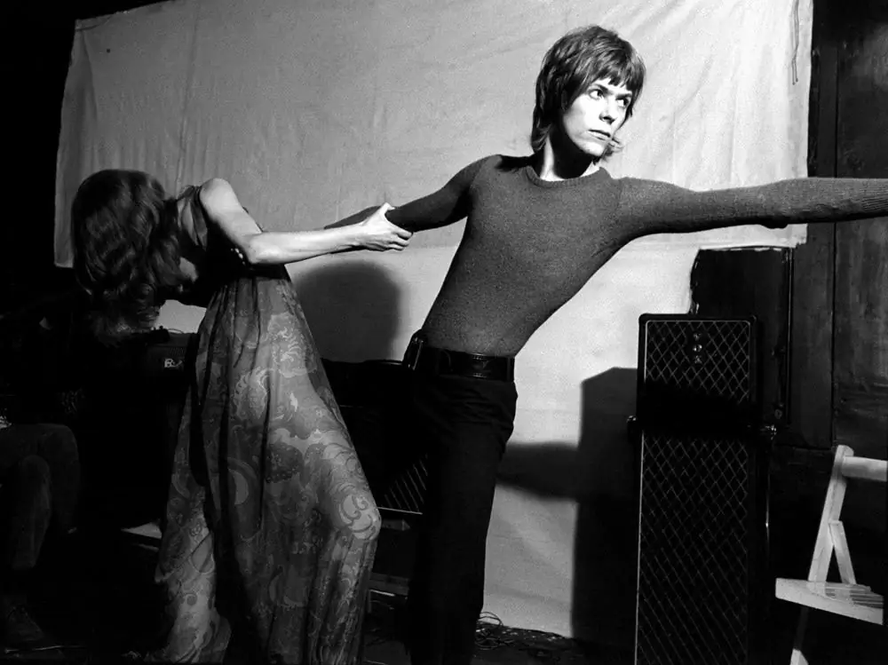 olycom-RETRO-DAVID-BOWIE-LA-POP-STAR-INGLESE-CON-HERMIONE-FARTHINGALE-, -LONDRA-1968 olycom-RETRO-DAVID-BOWIE-LA-POP-STAR-INGLESE-CON-HERMIONE-FARTHINGALE-, -LONDRA-1968