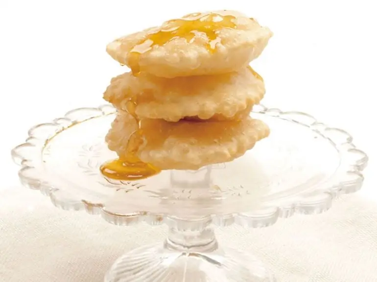 sebadas-dolce-tradizionale-Sardegna-raviolo-fritto-con-ripieno-formaggio-ricoperto-miele sebadas-dolce-tradizionale-Sardegna-raviolo-fritto-con-ripieno-formaggio-ricoperto-miele