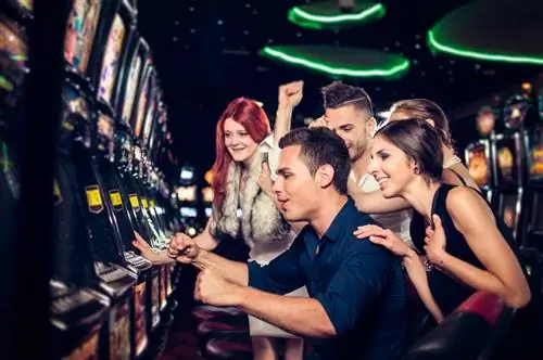 Познакомьтесь с игроком, который проиграл джекпот в размере 100 000 долларов в игровом автомате, потому что его горячая подружка нажала на кнопку