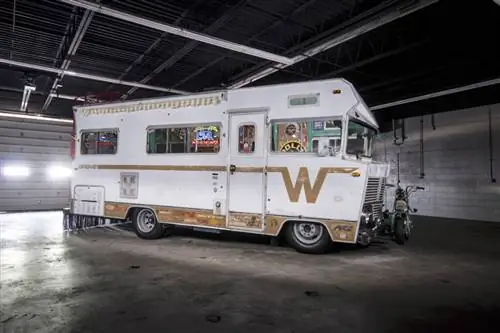 Это нелепый Winnebago мощностью 900 л.с., которого мы никогда не знали, что хотели
