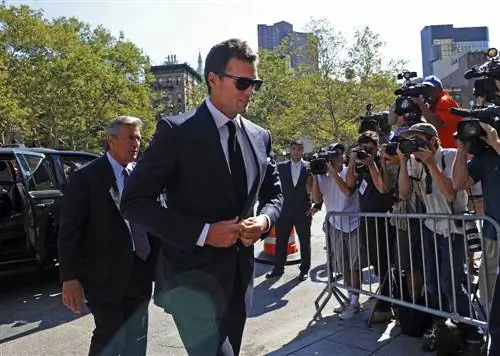 Почему Том Брэди, наконец, отбывает отстранение от 4 игр Deflategate