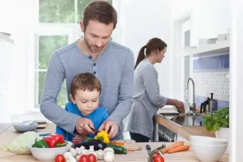 Мальчик помогает родителям на кухне Мальчик помогает родителям на кухне