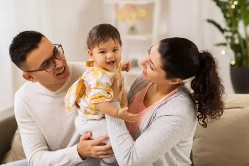 Родители с дочерью на усыновление Родители с дочерью на усыновление