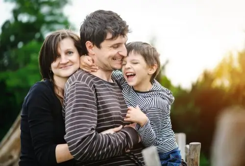Родители обнимают сына Родители обнимают сына