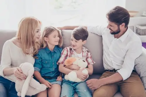 Родители слушают своих детей, когда они говорят