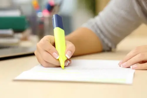 Студент, применяющий технику подчеркивания в исследовании