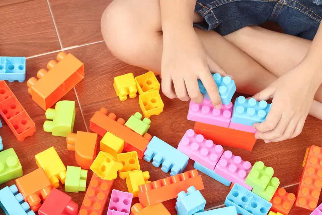 Ребенок играет дома с LEGO Education Ребенок играет дома с LEGO Education